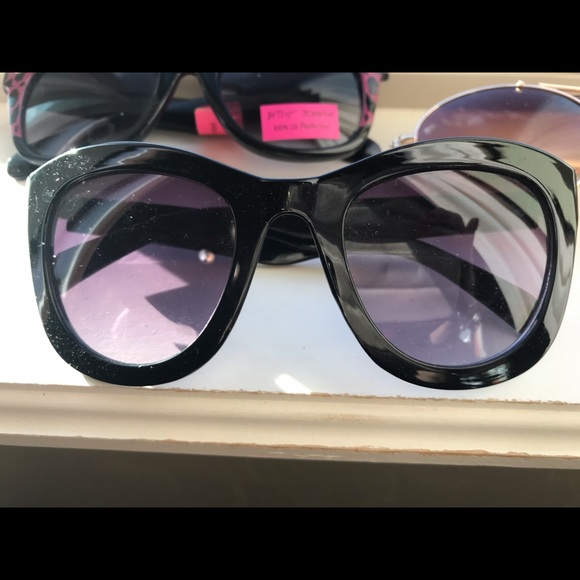 Bundle of 5 pairs of on trend sunglasses - Picture 2 of 7